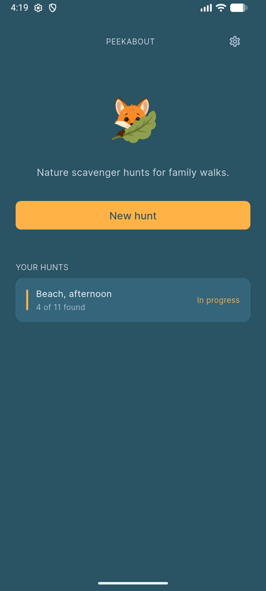 Peekabout home screen showing the fox icon, New Hunt button, and a beach hunt in progress with 4 of 11 items found